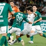 　東京Ｖ-柏　前半、ゴールを決める柏・遠藤（右から２人目）＝ＭＵＦＧ国立
