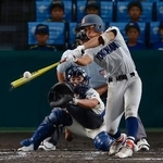 　日南学園-横浜　７回表横浜２死二塁、千島が左中間に適時三塁打を放つ。捕手鬼塚＝甲子園
