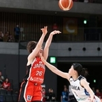 　日本-韓国　試合終了間際、逆転の３点シュートを決める田中（左）＝有明アリーナ