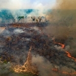 　ブラジル北部パラ州で起きた山火事＝２０２０年８月（ＡＰ＝共同）