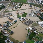 　大雨で冠水した千葉県大網白里市内＝１４日午前９時１７分（共同通信社ヘリから）
