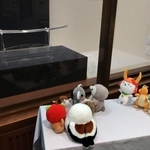 　彦根城博物館の記念イベントで太刀を鑑賞するぬいぐるみ（同館提供）