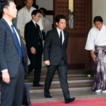 　終戦の日に靖国神社を参拝に訪れた小泉防衛相＝１５日午前７時２６分、東京・九段北