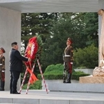 　旧ソ連軍の功績をたたえた解放塔を訪れた北朝鮮の金正恩朝鮮労働党総書記（手前）＝１４日、平壌（朝鮮中央通信＝共同）