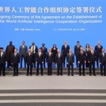 　「世界ＡＩ協力機構」の設立調印式に出席した各国当局者＝７月１６日、中国・上海（タス＝共同）