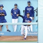 　ブルペンで投球練習するドジャース・大谷＝ロサンゼルス（共同）