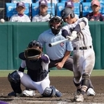 　高川学園-天理　４回裏高川学園２死一塁、河内山が右中間に適時二塁打を放つ。捕手小沢＝甲子園