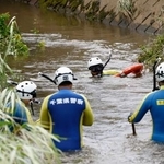 　大雨被害を受けた千葉市若葉区で、行方不明者の捜索に当たる警察官＝１５日午前