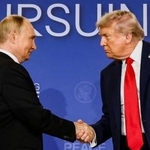 　首脳会談後の記者会見で握手を交わすトランプ米大統領（右）とロシアのプーチン大統領＝２０２５年８月、米アラスカ州アンカレジ（ロイター＝共同）