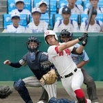 　敦賀気比-智弁和歌山　タイブレークの１１回表智弁和歌山１死一、三塁、山下が中前に適時打を放つ。捕手村雲＝甲子園