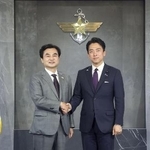 　６月２８日、ソウルの韓国国防省で握手する小泉防衛相（右）と韓国の安圭伯国防相（韓国国防省提供・共同）