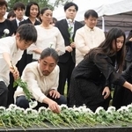 　１５日、フィリピン・ラグナ州カリラヤでの慰霊祭で、並んで献花する参列者ら（共同）
