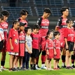 　栃木ＳＣとの試合前、地震の犠牲者を悼み黙とうするＪ３熊本の選手ら＝１５日、熊本市のえがお健康スタジアム