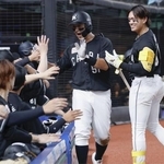 　８回、ロッテ・小川の中前打で生還し、ナインに迎えられる三走山口（左）＝ベルーナドーム