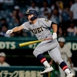 　５回表仙台育英１死一塁、有本が左翼線に適時二塁打を放つ＝甲子園