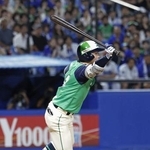 　９回ヤクルト２死一、二塁、岩田がサヨナラの一塁内野安打を放つ＝神宮