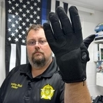 　米ケンタッキー州の刑務所で使用する電気ショックを与える手袋＝１３日（ＡＰ＝共同）