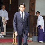 　靖国神社を参拝した自民党の小林政調会長＝１６日午前、東京・九段北