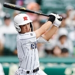 　佐野日大-健大高崎　２回裏健大高崎１死一、二塁、岩井が右前に適時打を放つ＝甲子園