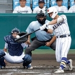 　佐野日大-健大高崎　２回裏健大高崎１死一、二塁、岩井が右前に適時打を放つ。捕手須田＝甲子園
