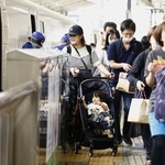 　Ｕターンラッシュで混雑するＪＲ東京駅の新幹線ホーム＝１６日午前