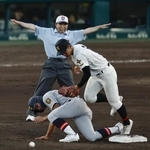 　札幌日大-仙台育英戦で二塁塁審を務める森田真紀さん＝５日、甲子園球場