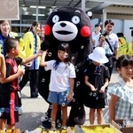 　避難所となっている小学校で子供たちと交流する「くまモン」＝１６日午前、熊本県氷川町