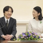 　パラグアイ訪問を前に記者会見される秋篠宮ご夫妻＝１３日、東京・赤坂御用地の赤坂東邸
