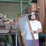 　古材の保管展示施設「ビバーク」の運営や企画を担う丸山僚介さん＝７月、神戸市長田区