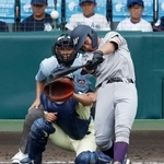 　英明-花巻東　６回裏花巻東１死二、三塁、斎藤が中犠飛を放つ。捕手高田＝甲子園