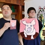 　ラグマットを持つ畠中卓哉さん（右）とデザイン担当者＝７月、福井県小浜市