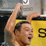 　男子１００メートル自由形を制し喜ぶ湘南工大付・山田将大＝インフロニア草津アクアティクスセンター