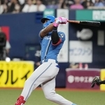 　２回日本ハム１死二塁、カストロが左越えに先制２ランを放つ＝京セラドーム
