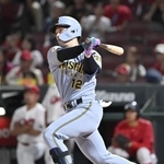 　８回阪神１死二、三塁、坂本が左翼線に２点二塁打を放つ＝マツダ