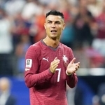 　サポーターの声援に応えるポルトガルのロナルド＝７月、ダラス