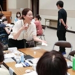 　脳卒中の後遺症などがある人たちにメークやスキンケアの仕方を教えるセミナー＝７月、名古屋市