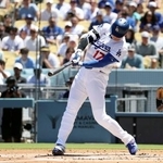 　ブルワーズ戦の１回、右前打を放つドジャース・大谷＝ロサンゼルス（共同）