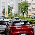 　路上で水没して動けなくなり放置された車両＝１７日午前、千葉市中央区