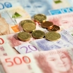 　スウェーデンの通貨クローナの紙幣と硬貨＝２０１９年１０月（ゲッティ＝共同）