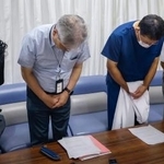 　記者会見で謝罪する兵庫県宝塚市立病院の担当者ら＝１７日午前、宝塚市役所