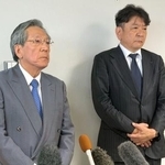 　新潟県庁で花角英世知事と会談後、取材に応じる東京電力ＨＤの横尾敬介会長（左）と小早川智明社長＝１７日午後