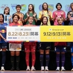 　サッカー女子のＷＥリーグの開幕前イベント「キックオフカンファレンス」で写真に納まるＩＮＡＣ神戸のＦＷ吉田（前列左から３人目）ら＝１７日、東京都内