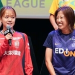 　サッカー女子のＷＥリーグの開幕前イベント「キックオフカンファレンス」に臨むＩＮＡＣ神戸のＦＷ吉田（左）と広島のＤＦ市瀬＝１７日、東京都内