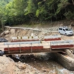 　歩行者と車両の通行が暫定的に再開される仮設橋＝１７日正午ごろ、長野県安曇野市（同県提供）