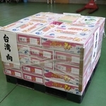 　台湾に向けた本格的な輸出が再開した福島県産のモモ＝１７日午後、福島県伊達市