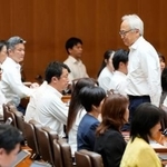 　自身への辞職勧告決議案の採決前に、議場を後にする福岡県議会の蔵内勇夫議長。この後、動議が出され採決は中止された＝１７日午後