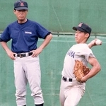 　１９９８年７月、投球練習する横浜高の松坂大輔投手（右）を見守る渡辺元智監督＝横浜市の横浜高校グラウンド