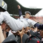 　２００６年４月、選抜高校野球大会で優勝し、ナインに胴上げされる横浜高の渡辺元智監督＝甲子園球場
