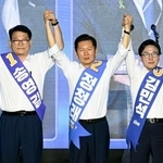 　韓国与党「共に民主党」の党大会で手を取り合う（右から）金民錫氏、鄭清来氏ら候補者＝１７日、韓国・大田（共同）