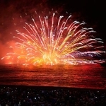 　三重県熊野市の七里御浜で開かれた熊野大花火大会＝１７日夜